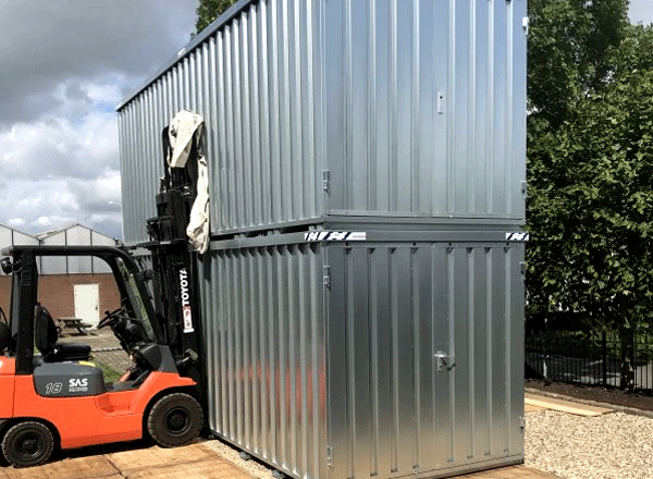4m Schnellbaucontainer Blechcontainer mit 1flgl.-Tür auf der 2m Seite mit OSB-Holzboden 4 Kranösen Staplerführung verzinkt